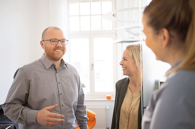 Team von Beermann Partner im Gespräch im Büro in Münster